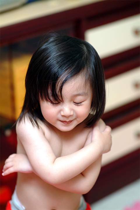 《只想简单一点》：一个小女孩演唱的《一只小小鸟》